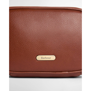 Barbour Daphne Mini Leather Crossbody Bag, ruskea, kuvattuna logosta