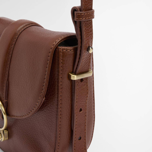 Laukun metalliset yksityiskohdat on käsitelty patinoituneen näköiseksi.