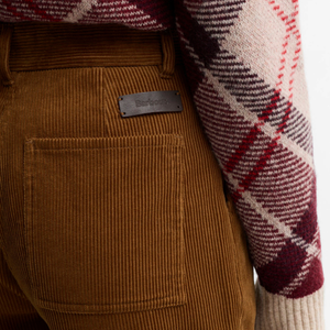 Barbour Emmy Trousers naisten vakosamettihousut, punaruskea, takatasku ja logo.