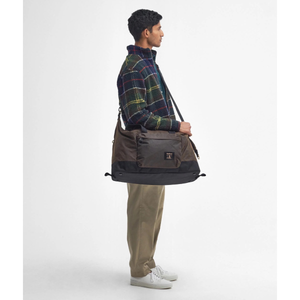 Barbour Field Waxed Holdall viikonloppukassin asukuvassa mallin olkapäällä.