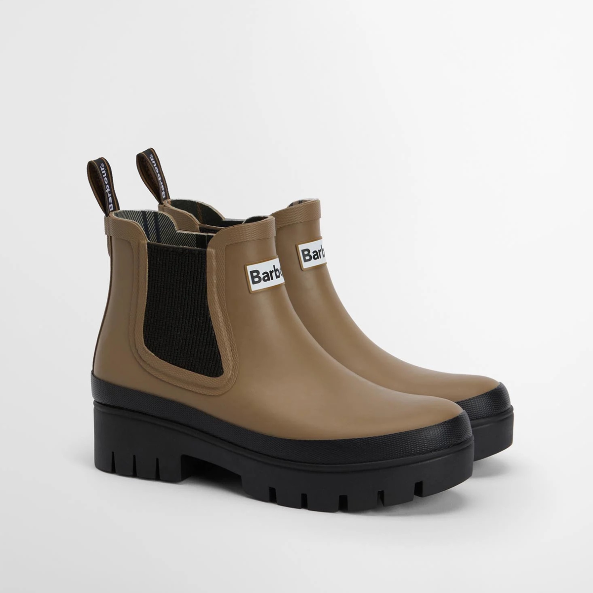Kuvassa naisten ruskeat Barbour Halton Chelsea Welly lyhytvartiset kumisaappaat.