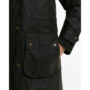 Barbour Long Cannich öljykangastakki, oliivi, etutaskut ja napeista kuvattuna.