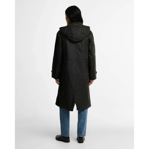 Barbour Long Cannich öljykangastakki, oliivi, takaalta kuvattuna.