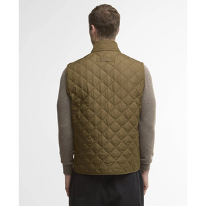 Miehen päällä Barbour Lowerdale tikkiliivi takaapäin kuvattuna.