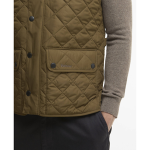 Liivin vasempaan etutaskuun on kirjailtu Barbour -logo.