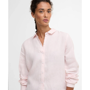 Lähikuva naisen päällä olevasta vaaleanpunaisesta Barbour Marine pellavapaidasta.