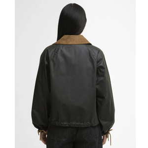 Barbour Marron Wax lyhyt öljykangastakki takaapäin kuvattuna.