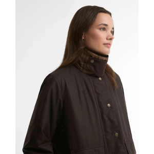 Barbour Modern Border naisten öljykangastakki, ruskea, kaulus kiinni kuvattuna.