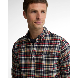 Barbour Northfell Shirt miesten flanellipaita, punaruudullinen,rinnasta kuvattuna jossa näkyy kaulukset ja napit.