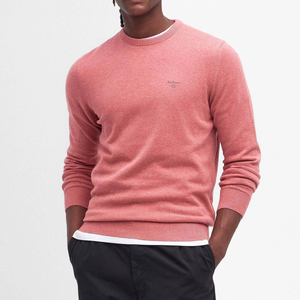 Kuvassa miehellä on päällä marjapuuronpunainen Barbourin puuvillainen neulepaita.