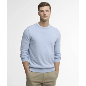Miesmallin päällä on vaaleansininen Barbour Pima Cotton puuvillaneule.