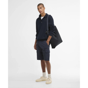 Barbourin neulepikeen voi yhdistää niin shortsien kuin chinojenkin kanssa.