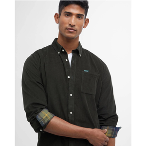 Barbour Ramsey miesten vakosamettipaita, metsänvihreä, hahat käärittynä jossa näkyy tartan kuvio.