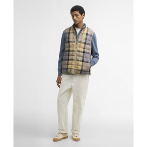 Vaalea Barbour Reversible Tartan Puffer Gilet liivi mallin päällä.