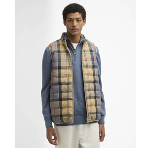 Tikkiliivin ruutukuosi piristää neutraalin väristä asua.