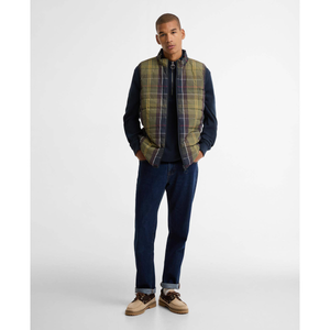 Ohut toppaliivi lämmittää sopivasti keskivartaloa.