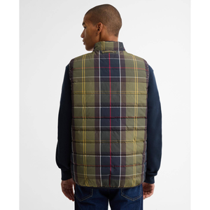 Barbour Reversible Tartan Puffer Gilet miesten liivi takaapäin kuvattuna mallin päällä.