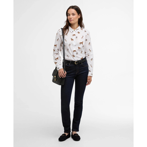 Koira-aiheinen naisten kauluspaita sopii hyvin farkkujen ja chinojen kanssa yhdistettäväksi.