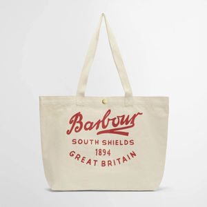 Barbour Script Tote kangaskassissa on punainen näyttävä logo kassin sivussa. Kassissa on nepparikiinnitys.