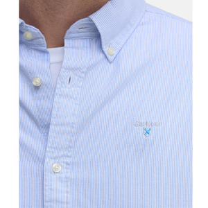 Lähikuva Barbour Striped Oxtown -kauluspaidan rintaan brodeeratusta logomerkistä.