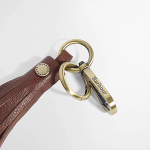 Lähikuvassa Barbour Tassle Leather Charm avaimenperä/laukkukoru.