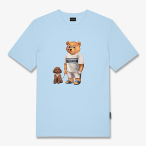 Kuvassa on vaalean sininen Baron Filou t-paita. Paidassa on kuva jossa nalle on koiran kanssa.