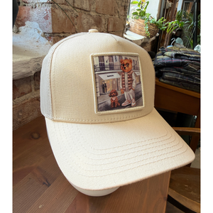 Kuvassa on beige Baron Filou lippis jonka takaosa on verkkomateriaalia.