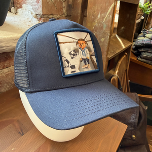 Kuvassa navy Baron Filou lippis jonka takaosa on verkkomateriaalia.