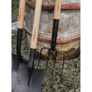 By Benson lapio ja talikko nojaavat tynnyriin.