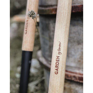 Lähikuva By Benson lapioiden varsista, joissa näkyy logo.