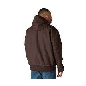 Tummanruskea Carhartt Active Jacket takaapäin kuvattuna miesmallin päällä.