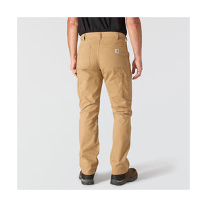 Khakin väriset Carhartt B324 miesten työhousut mallin päällä takaapäin kuvattuna.