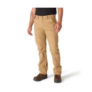 Khakin väriset Carhartt B324 miesten työhousut mallin päällä.