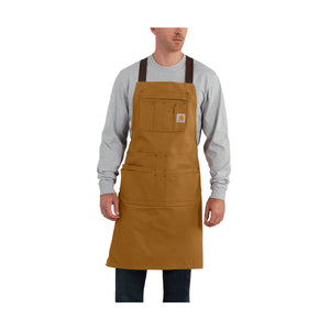 Carhartt Duck Canvas esiliina miehen päällä.