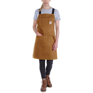 Carhartt Duck Canvas esiliina naisen päällä.