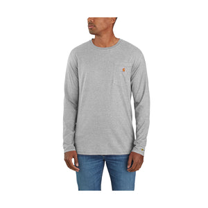 Kuvassa miehen päällä on vaaleanharmaa Carhartt Force pitkähihainen t-paita.