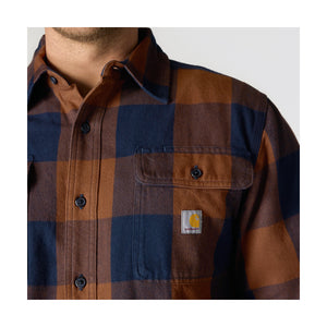 Carhartt Hubbart Plaid Shirtin rintataskussa on Carharttin logomerkki.