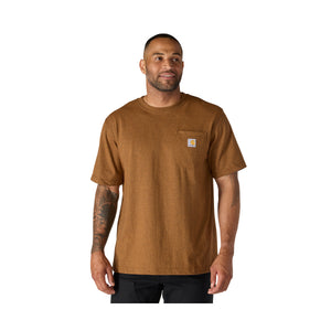 Carhartt K87 t-paita ruskeana mallin päällä.