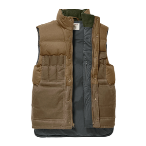 Filson Down Cruiser Vest Oiled Cover Cloth miesten untuvaliivi, ruskea, kuvattuna aukinaisena.