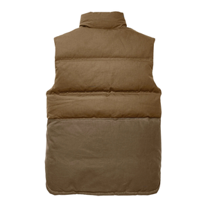 Filson Down Cruiser Vest Oiled Cover Cloth miesten untuvaliivi, ruskea, takaaltakuvattuna.