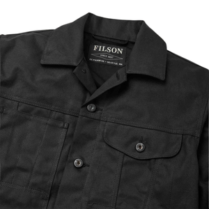 Filson Tin Cloth Short Lined Cruiser miesten takki, musta, Kauluksesta kuvattuna.