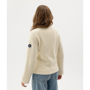 Tuulenpitävä luonnonvalkoinen ulkoiluneule Holebrookilta, takaapäin kuvattu mallin päällä.