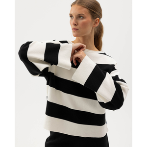 Holebrook Lissie neuleessa on avara pääntie ja väljät hihansuut.