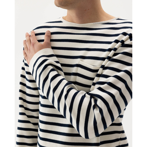 Lähikuva miesten Holebrook Rod raitapaidasta.