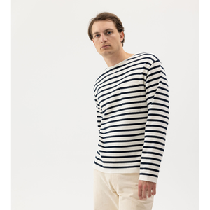 Kuvassa miehellä on päällään Holebrook Rod raitaneule jossa väreinä navy/luonnonvalkoinen.