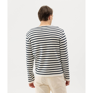 Kuvassa miesten Holebrook Rod raitaneule miesmallin päällä takaapäin kuvattuna.