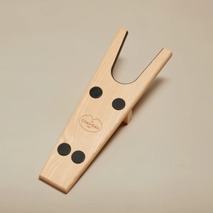 Kuvassa on puinen Le Chameau -saapasrenki.