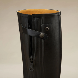 Lähikuva mustan Chasseur -saappaan vedenpitävästä vetoketjusta.