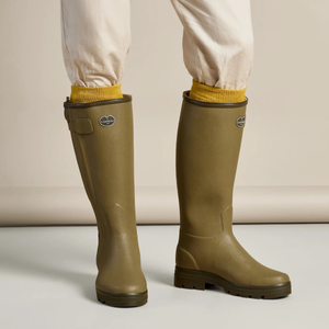 Kuvassa mallilla on jaloissa Le Chameaun vihreät Chasseur -kumisaappaat.