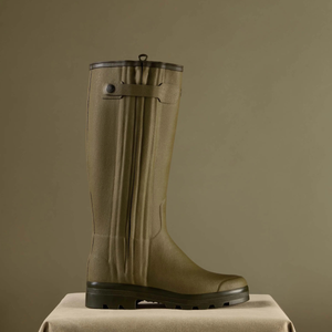 Kuvassa on Le Chameaun vihreä Chasseur -kumisaapas joka valmistetaan mittojen mukaan.